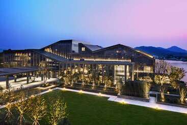 استراحتگاه Hilton Ningbo Dongqian Lake