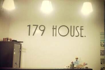 تختخواب و صبحانه 179 House