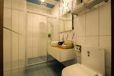تختخواب و صبحانه Easy Home Stay