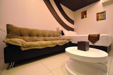 تختخواب و صبحانه Easy Home Stay