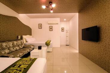 تختخواب و صبحانه Easy Home Stay