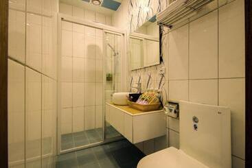 تختخواب و صبحانه Easy Home Stay