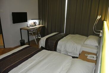 Super 8 Hotel @ Bayan Baru