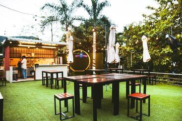 Leisure Cove Hotel & Apartments