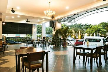 Leisure Cove Hotel & Apartments