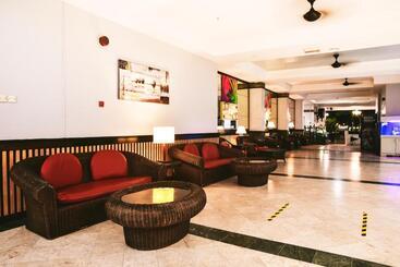 Leisure Cove Hotel & Apartments