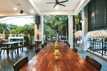 Leisure Cove Hotel & Apartments