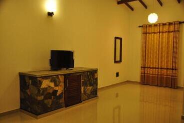 پانسیون Asantha Guest House