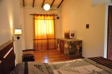 پانسیون Asantha Guest House