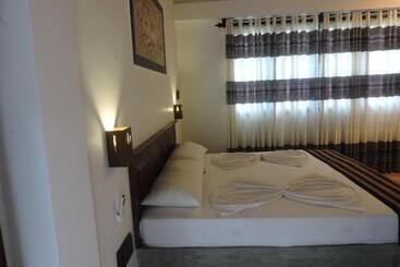 پانسیون Asantha Guest House