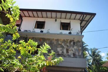 پانسیون Asantha Guest House