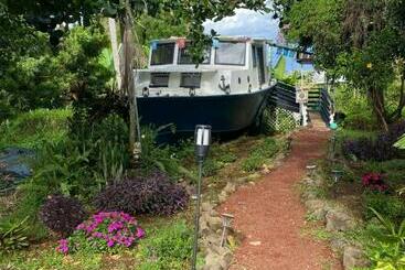 Cozy Jungle Boat Hideaway With Stunning Ocean View - Captain Cook