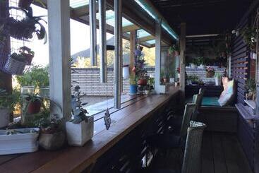 تختخواب و صبحانه A Home