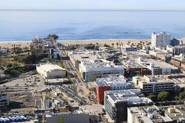 هتل Hampton Inn & Suites Santa Monica