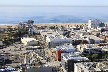 هتل Hampton Inn & Suites Santa Monica