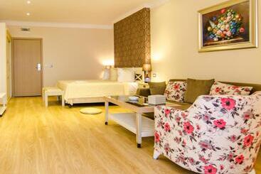 هتل Phoenicia Luxury