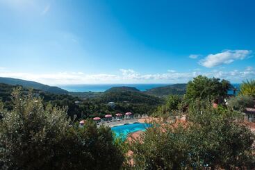 בית מלון כפרי Pietre Rosse Residence Club Palinuro