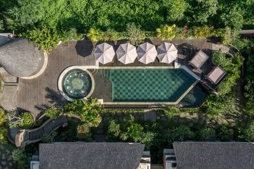 호텔 The Alena Resort A Pramana Experience