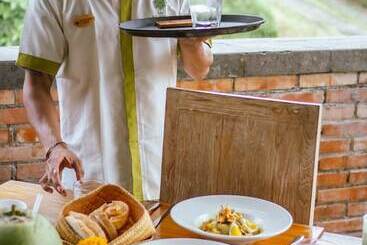 호텔 The Alena Resort A Pramana Experience