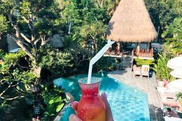 هتل The Alena Resort A Pramana Experience