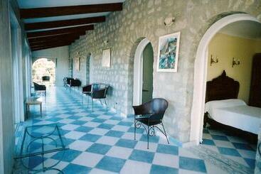 هتل The Manor