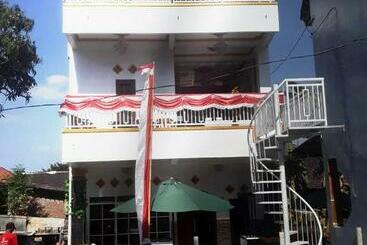 هاستل Spot On 93317 Wisma Ratu Syariah