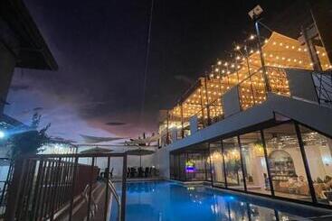 هتل Urban Glamp Resort