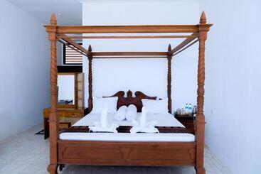 Frans Bernadus Hotel And Resto