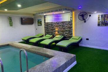 هتل Mok Apartments & Suites