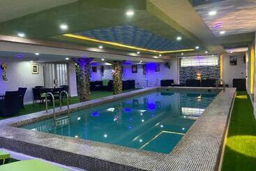 هتل Mok Apartments & Suites