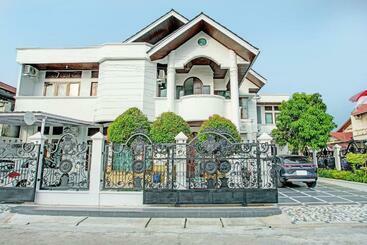 هتل Capital O 92990 Nena Kostel Syariah