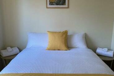 Отель Wedderburn Caravan Park