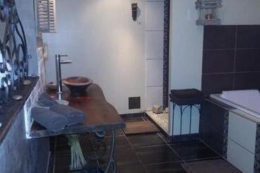 تختخواب و صبحانه Chambres D Hotes ,hotel ,secret D Une Nuit A Vicq Prės De Onnaing,avec Piscine