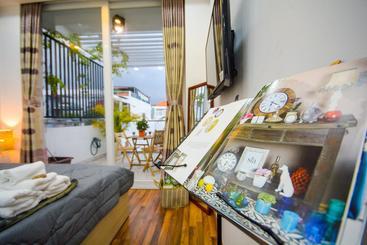 تختخواب و صبحانه The Nguyens Café Nhc
