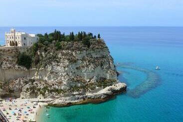 تختخواب و صبحانه Double Room, Air Conditioning, Bathroom, In The Center Of Tropea Calabria N6783