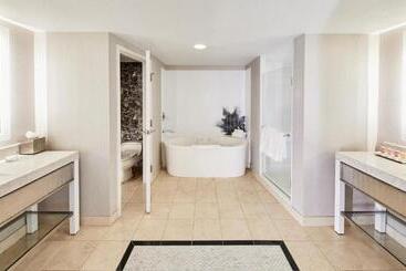 Devine Unit By Planet Hollywood Casino Strip Las Vegas