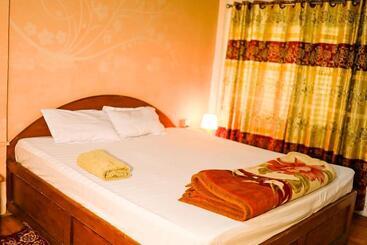 هتل Safari Wildlife Lodge & Camp