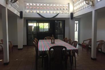 تختخواب و صبحانه Villa Unawatuna