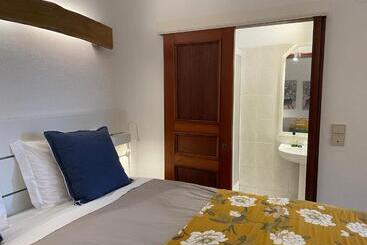 تختخواب و صبحانه The Quixote House