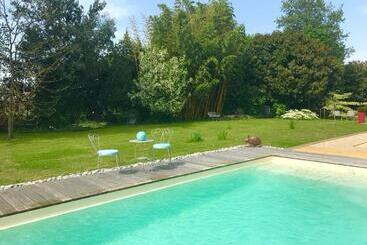 تختخواب و صبحانه Le Clos De La Hourserie
