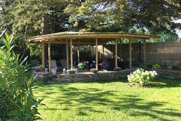 تختخواب و صبحانه Le Clos De La Hourserie