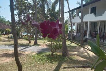 هتل Beach Front Pool Resort