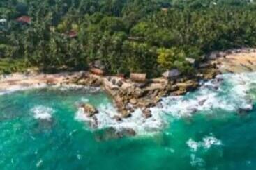 هتل Beach Front Pool Resort