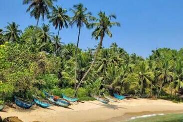 هتل Beach Front Pool Resort