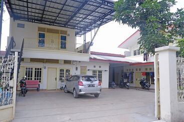בית מלון כפרי Oyo 92632 Kost Pondok Kito