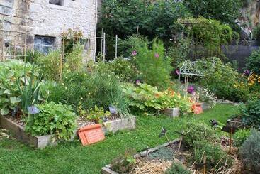 تختخواب و صبحانه Clos Des Moulins