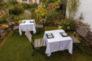 تختخواب و صبحانه Clos Des Moulins