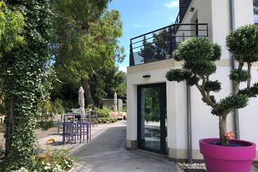 Appart Hotel La Girafe Marseille Est Porte D Aubagne