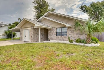 Bright Lynn Haven Home W/ Screened Porch & Yard!