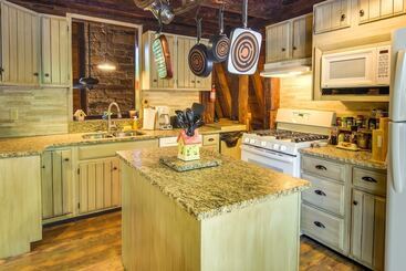 Family Friendly Dubois Cabin W/ Community Pool!
